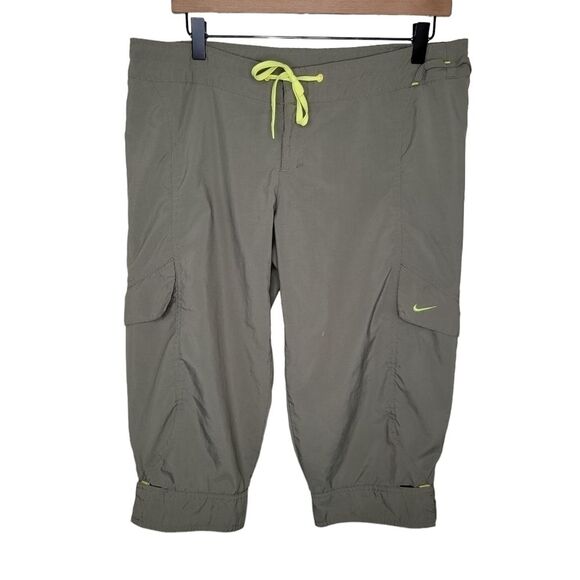 Nike Pants - Nike cargo capri crop pants size Medium